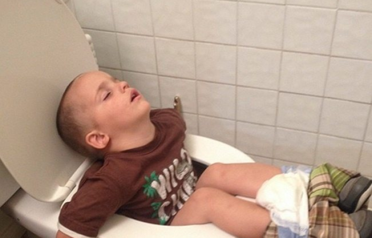 Illustration de l'article : Les enfants sont capables de s'endormir n'importe o&ugrave;. La preuve avec ces 25 photos !