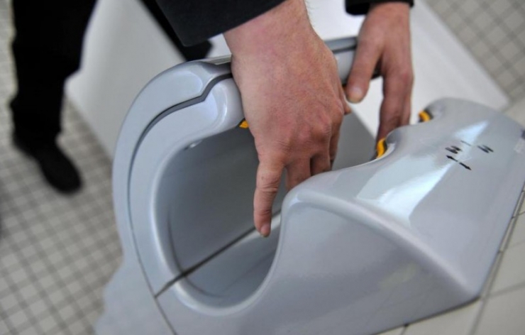 Illustration de l'article : Ne mettez plus JAMAIS de PQ sur vos toilettes, c'est loin d'&ecirc;tre hygi&eacute;nique...