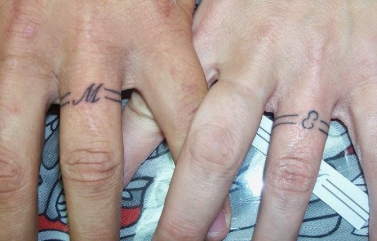 Illustration de l'article : Et si on rempla&ccedil;ait les alliances par des tatouages originaux... Ces 20 personnes l'ont fait !