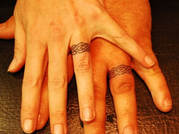 Illustration de l'article : Et si on rempla&ccedil;ait les alliances par des tatouages originaux... Ces 20 personnes l'ont fait !