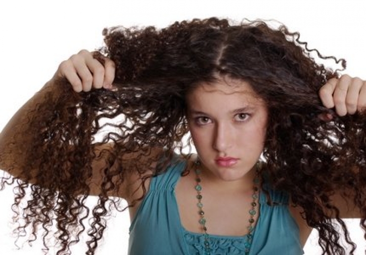 Illustration de l'article : Ces 26 trucs que les personnes aux cheveux bouclés en ont clairement marre d'entendre !