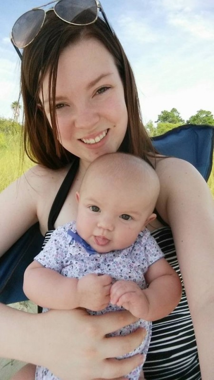 Illustration de l'article : C&rsquo;est la premi&egrave;re fois qu&rsquo;elle prend l&rsquo;avion avec son b&eacute;b&eacute; mais elle finit par d&eacute;stresser gr&acirc;ce &agrave; une autre voyageuse ! 