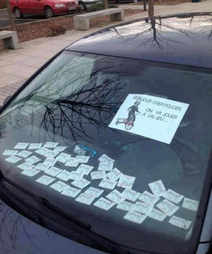 Illustration de l'article : Ce policier veut lui remettre une contravention mais tombe sur cette note embarrassante sur le pare-brise...