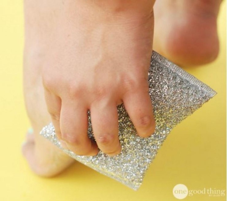 Illustration de l'article : Voici comment vous d&eacute;barrasser des talons craquel&eacute;s presque instantan&eacute;ment !