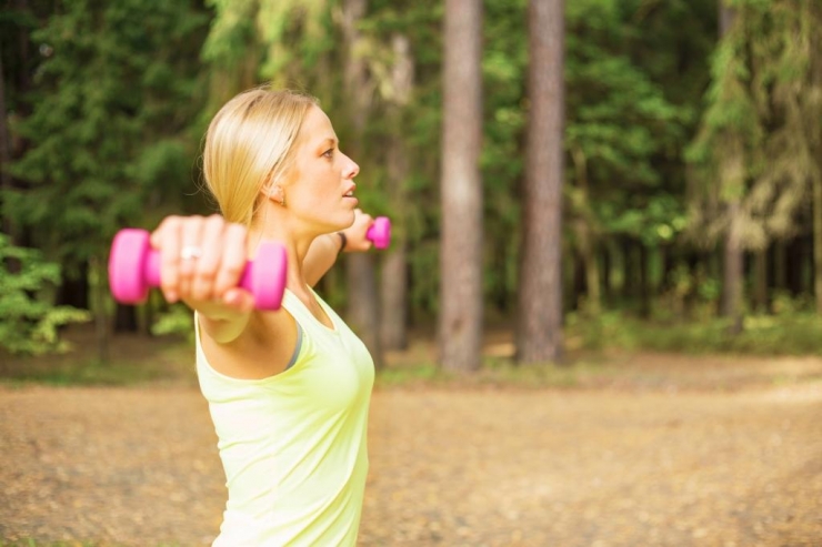 Illustration de l'article : 5 exercices tr&egrave;s simples pour dire adieu &agrave; cette peau qui pendouille sous vos bras !