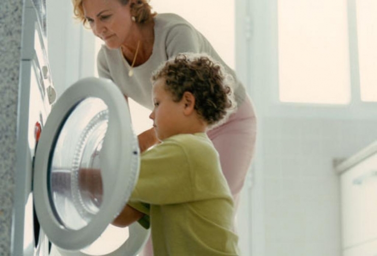 Illustration de l'article : Il faut apprendre aux enfants &agrave; vous aider &agrave; la maison ! Voici ce qu'il doit faire selon son &acirc;ge: 