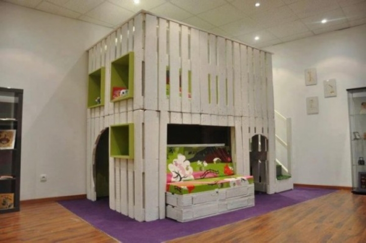 Illustration de l'article : 20 id&eacute;es de meubles bricol&eacute;s avec des palettes en bois, pour le plaisir de vos enfants !