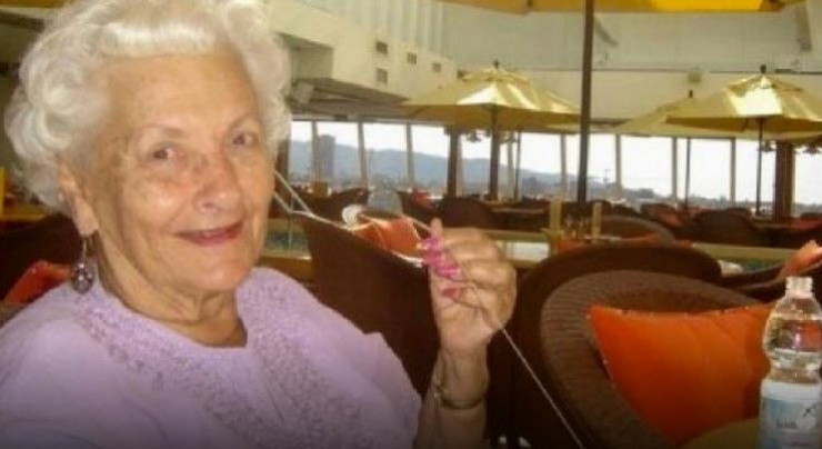 Illustration de l'article : Un homme interroge cette dame &acirc;g&eacute;e pour savoir ce qu'elle fait seule sur cette croisi&egrave;re... R&eacute;ponse choquante d'ing&eacute;niosit&eacute;!