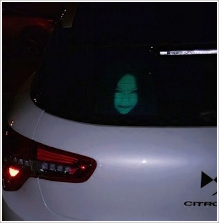 Illustration de l'article : En Chine, ils ont la solution contre les conducteurs qui vous vous éblouissent en vous collant de nuit. 12 autocollants photosensibles!