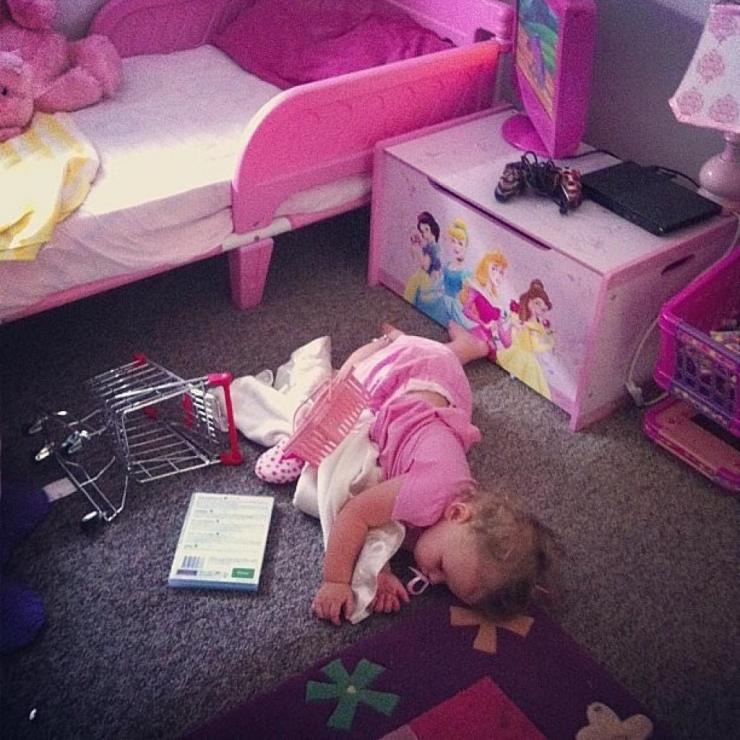 Illustration de l'article : 14 mamans qui ont encore retrouv&eacute; leurs enfants endormis dans des endroits loufoques. J'esp&egrave;re que &ccedil;a ne sentait pas trop le fromage pour la 4...