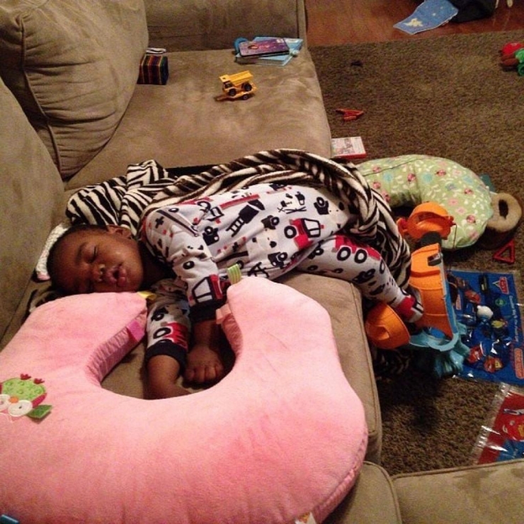 Illustration de l'article : 14 mamans qui ont encore retrouv&eacute; leurs enfants endormis dans des endroits loufoques. J'esp&egrave;re que &ccedil;a ne sentait pas trop le fromage pour la 4...