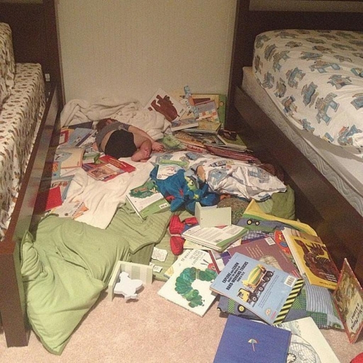 Illustration de l'article : 14 mamans qui ont encore retrouv&eacute; leurs enfants endormis dans des endroits loufoques. J'esp&egrave;re que &ccedil;a ne sentait pas trop le fromage pour la 4...