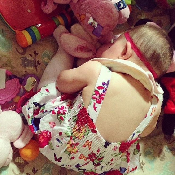 Illustration de l'article : 14 mamans qui ont encore retrouv&eacute; leurs enfants endormis dans des endroits loufoques. J'esp&egrave;re que &ccedil;a ne sentait pas trop le fromage pour la 4...