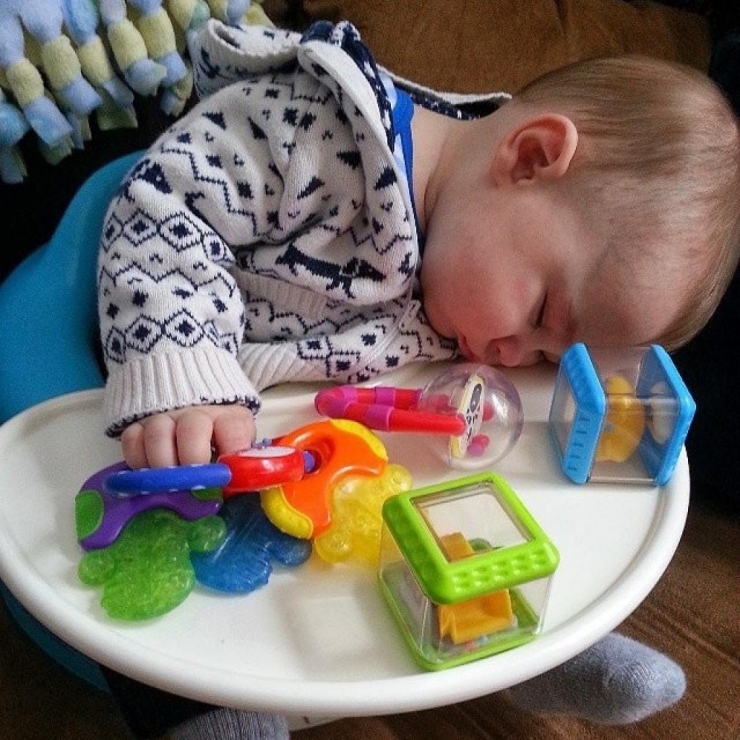 Illustration de l'article : 14 mamans qui ont encore retrouv&eacute; leurs enfants endormis dans des endroits loufoques. J'esp&egrave;re que &ccedil;a ne sentait pas trop le fromage pour la 4...