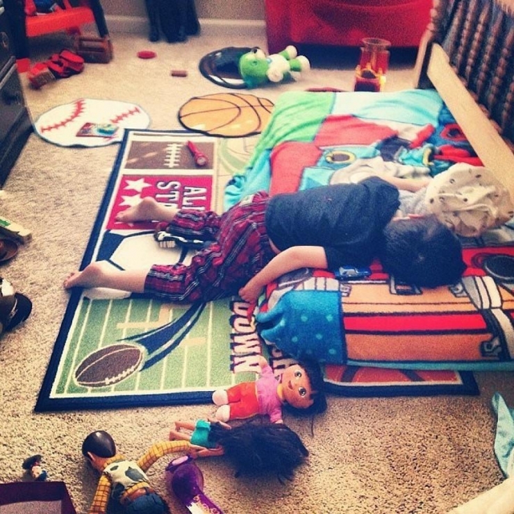 Illustration de l'article : 14 mamans qui ont encore retrouv&eacute; leurs enfants endormis dans des endroits loufoques. J'esp&egrave;re que &ccedil;a ne sentait pas trop le fromage pour la 4...