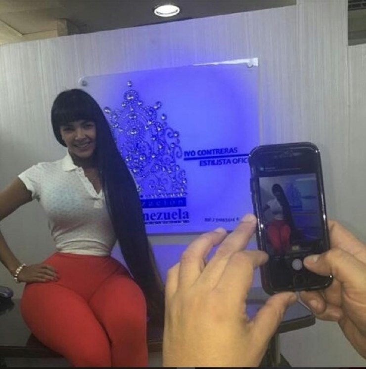 Illustration de l'article : Pour être parfaite, elle subit 20 chirurgies et se fait arracher toutes les dents! Voilà à quoi elle ressemble: