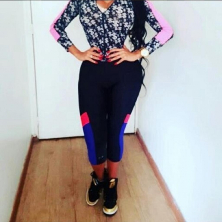 Illustration de l'article : Pour être parfaite, elle subit 20 chirurgies et se fait arracher toutes les dents! Voilà à quoi elle ressemble: