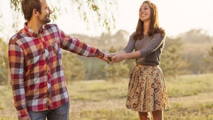 Illustration de l'article : 11 habitudes à avoir en couple pour une relation vraiment épanouie. La 4 est indispensable à notre époque !