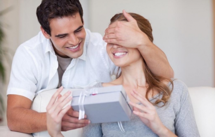 Illustration de l'article : 11 habitudes à avoir en couple pour une relation vraiment épanouie. La 4 est indispensable à notre époque !