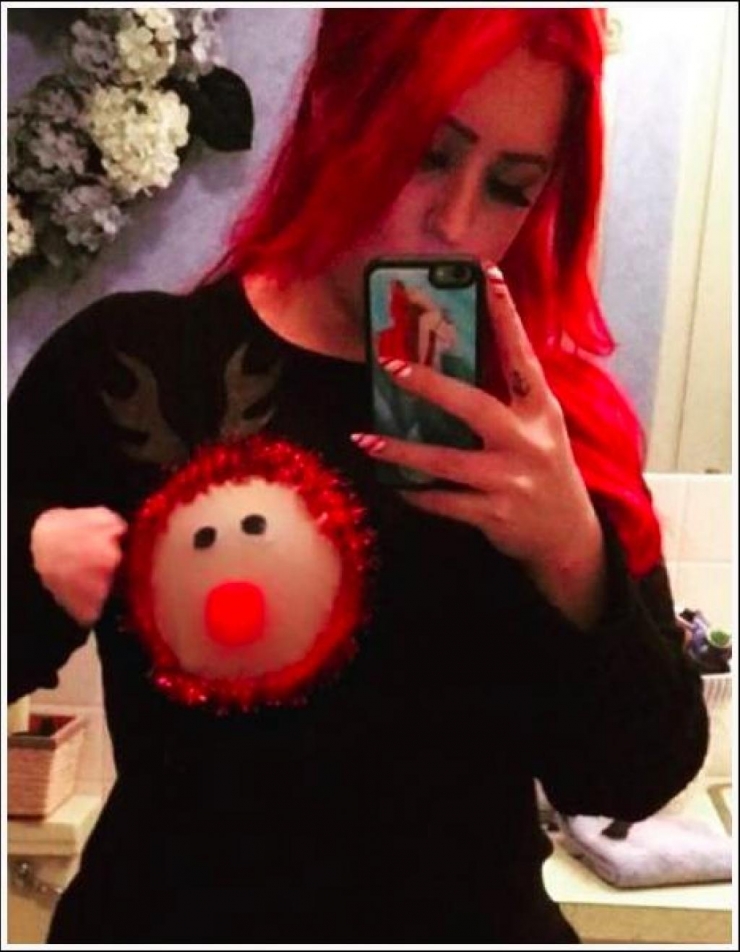 Illustration de l'article : Les femmes transforment leur poitrine pour Noël. Cette nouvelle mode affole le net à 3 jours du réveillon...