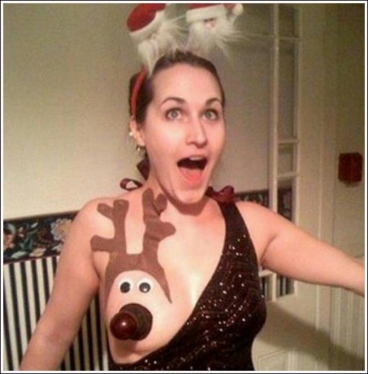 Illustration de l'article : Les femmes transforment leur poitrine pour No&euml;l. Cette nouvelle mode affole le net &agrave; 3 jours du r&eacute;veillon... 