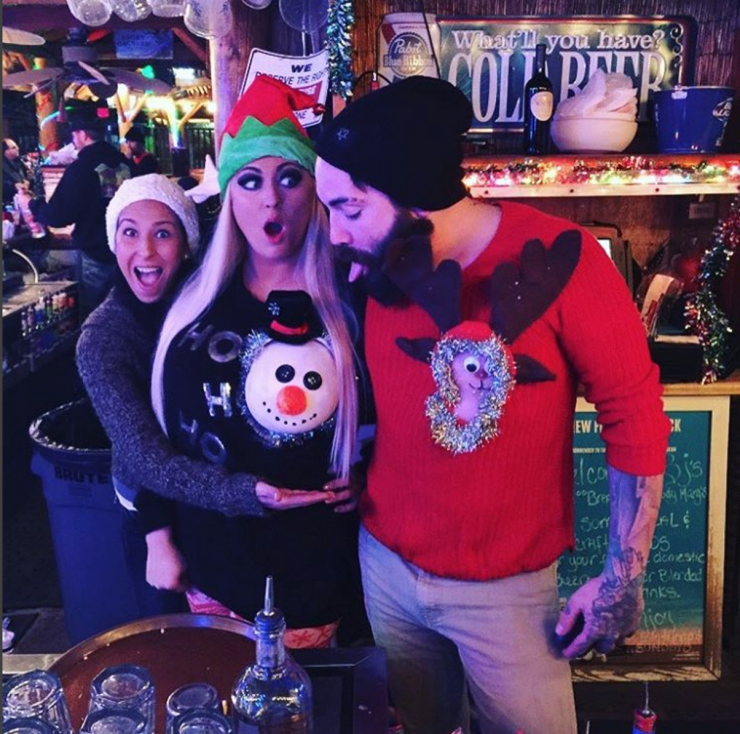 Illustration de l'article : Les femmes transforment leur poitrine pour Noël. Cette nouvelle mode affole le net à 3 jours du réveillon...