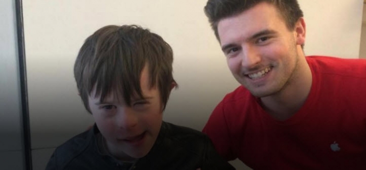 Illustration de l'article : Ce petit autiste pique une crise dans un magasin Apple… Voici ce qu’un employé a fait:
