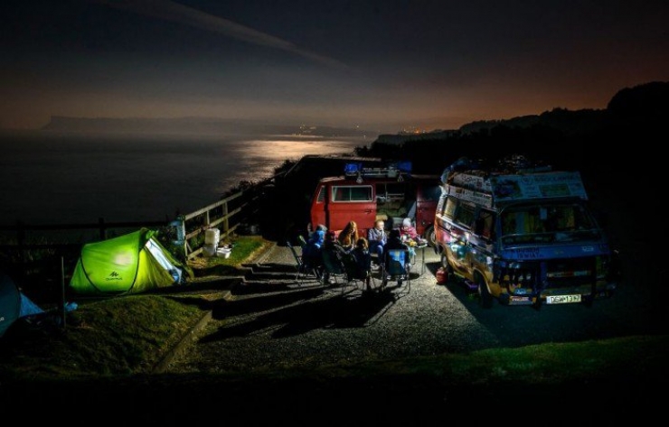 Illustration de l'article : Un van et 8 euros par jour… Il n’en fallait pas plus à ce couple pour démarrer un tour du monde !