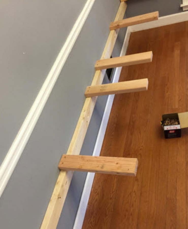 Illustration de l'article : Sa femme ne s’attendait pas à ce résultat en le voyant clouer des planches au mur... Chapeau !
