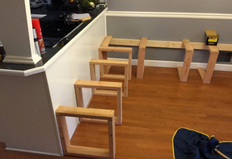 Illustration de l'article : Sa femme ne s’attendait pas à ce résultat en le voyant clouer des planches au mur... Chapeau !