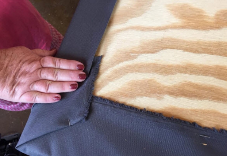 Illustration de l'article : Sa femme ne s’attendait pas à ce résultat en le voyant clouer des planches au mur... Chapeau !