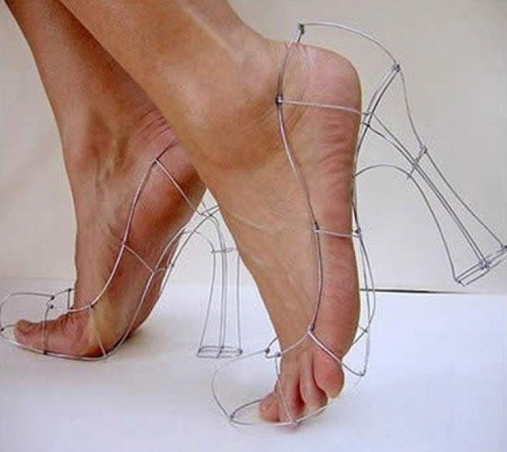 Illustration de l'article : Un simple coup d’oeil sur ces 20 chaussures, et vous aurez instantanément mal aux pieds...