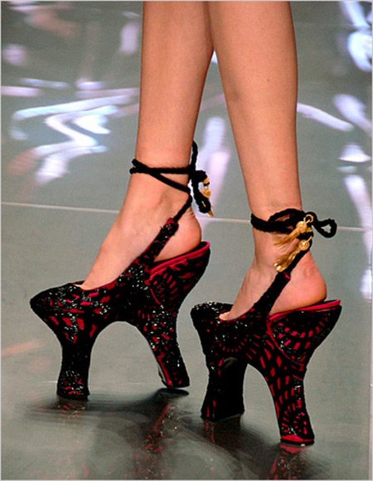 Illustration de l'article : Un simple coup d’oeil sur ces 20 chaussures, et vous aurez instantanément mal aux pieds...