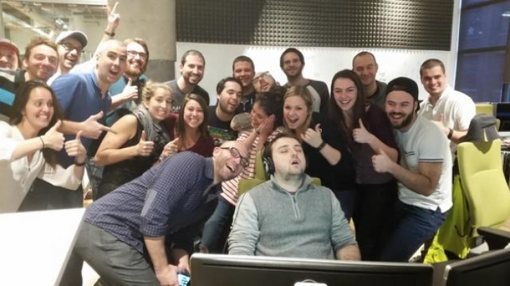 Illustration de l'article : Il s'endort au taf et ses collègues font une photo qui fait rapidement le buzz ! Mais quand les internautes en rajoutent une couche...