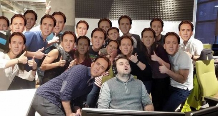 Illustration de l'article : Il s'endort au taf et ses collègues font une photo qui fait rapidement le buzz ! Mais quand les internautes en rajoutent une couche...