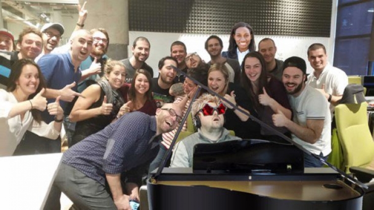 Illustration de l'article : Il s'endort au taf et ses collègues font une photo qui fait rapidement le buzz ! Mais quand les internautes en rajoutent une couche...