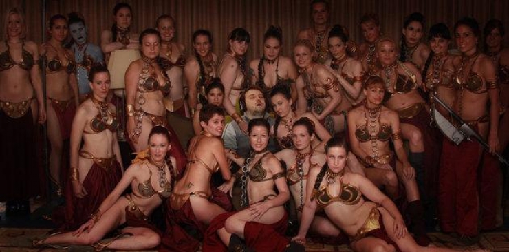 Illustration de l'article : Il s'endort au taf et ses collègues font une photo qui fait rapidement le buzz ! Mais quand les internautes en rajoutent une couche...