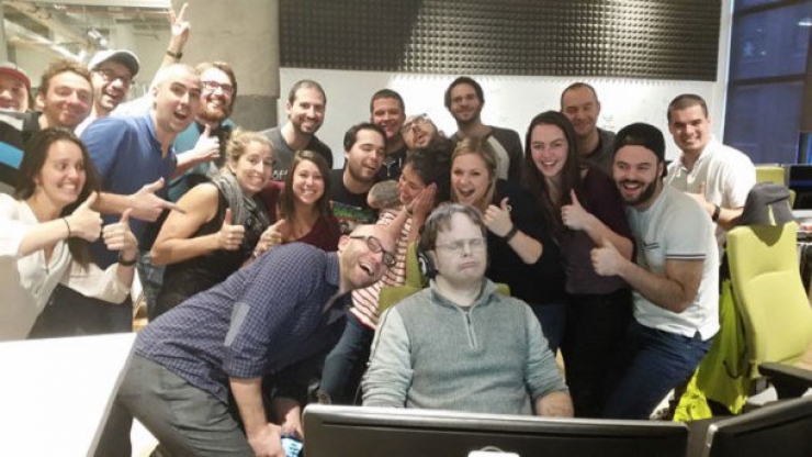 Illustration de l'article : Il s'endort au taf et ses collègues font une photo qui fait rapidement le buzz ! Mais quand les internautes en rajoutent une couche...