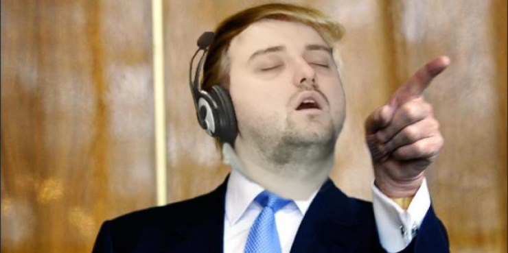 Illustration de l'article : Il s'endort au taf et ses collègues font une photo qui fait rapidement le buzz ! Mais quand les internautes en rajoutent une couche...