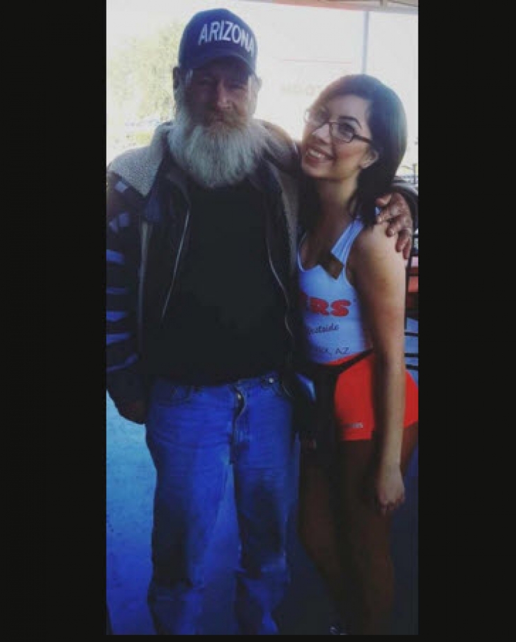 Illustration de l'article : Elle paie un repas à un SDF. Pour la remercier, voici ce qu’il arrache de son cou: