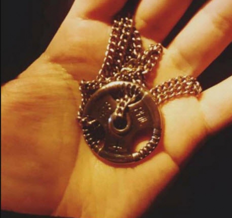 Illustration de l'article : Elle paie un repas à un SDF. Pour la remercier, voici ce qu’il arrache de son cou: