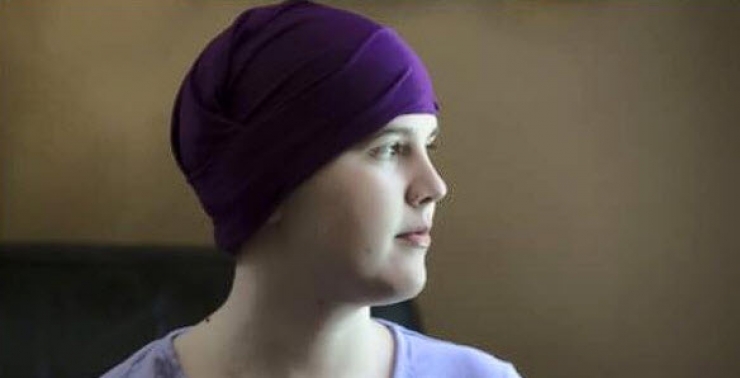 Illustration de l'article : Décédée d'un cancer, ce que ses amis d’école ont fait à son cimetière est admirable !