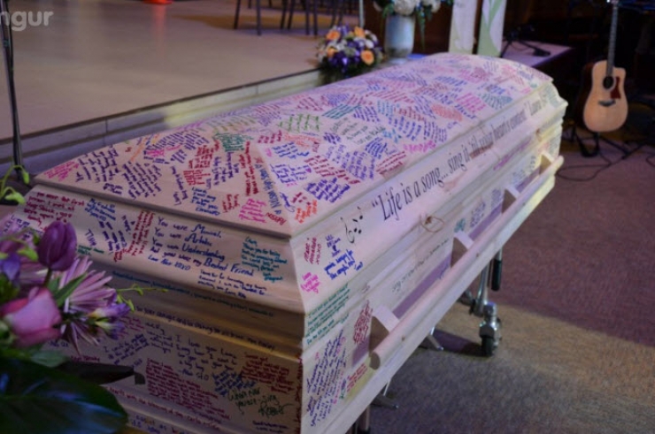Illustration de l'article : Décédée d'un cancer, ce que ses amis d’école ont fait à son cimetière est admirable !