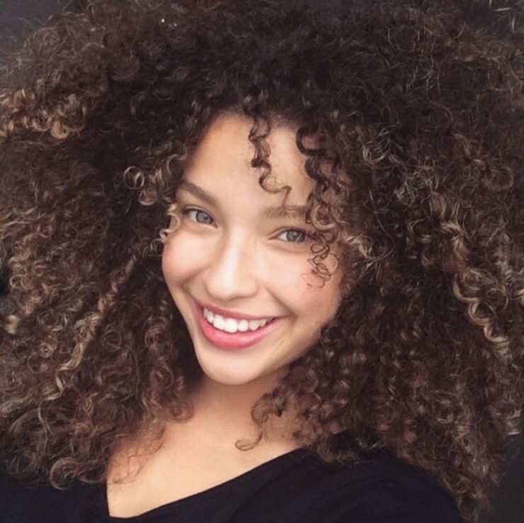 Illustration de l'article : 14 raisons pour lesquelles les cheveux bouclés ou ondulés sont un atout séduction de premier choix