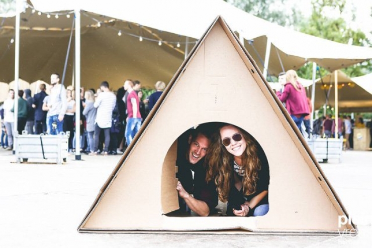 Illustration de l'article : Voici un nouveau concept de tente en carton de festival totalement recyclable…de quoi réjouir les festivaliers !