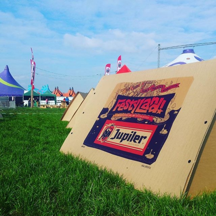 Illustration de l'article : Voici un nouveau concept de tente en carton de festival totalement recyclable…de quoi réjouir les festivaliers !