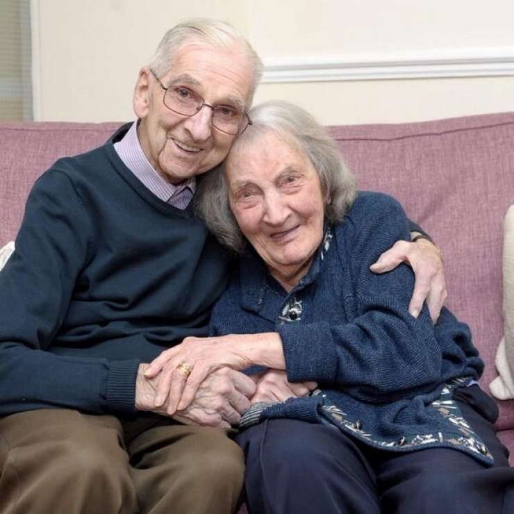 Illustration de l'article : 93 ans et elle souffre d’Alzheimer, son mari en profite pour faire quelque chose de tellement touchant...