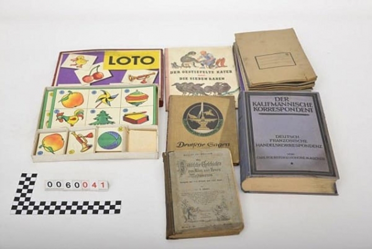 Illustration de l'article : De retour dans sa maison d’enfance, il tire sur une ficelle qui se trouve dans le grenier… Et quelle découverte !