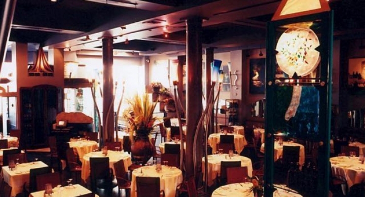 Illustration de l'article : Une cliente humilie une serveuse atteinte de surdit&eacute;... Regardez les r&eacute;actions du patron et du mari !