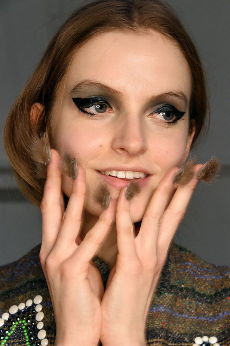 Illustration de l'article : Avec cette nouvelle mode assez étrange, vos ongles seront toujours bien au chaud...